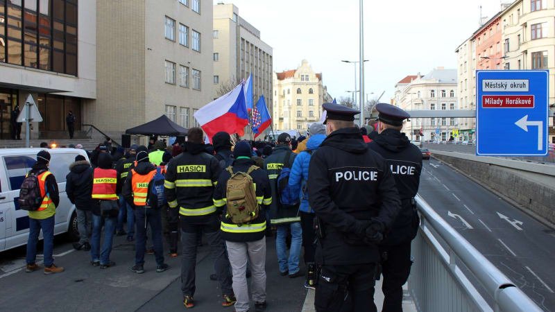 Policisté a hasiči chystají protesty. Požadují navýšení platů alespoň o deset procent Policisté a hasiči chystají protesty. Požadují navýšení platů alespoň o deset procent
