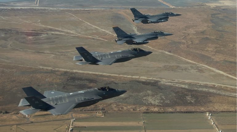 New York Post: Spojenci sa neponáhľajú dodávať Ukrajine F-16, pretože jej zúfalo chýbajú piloti