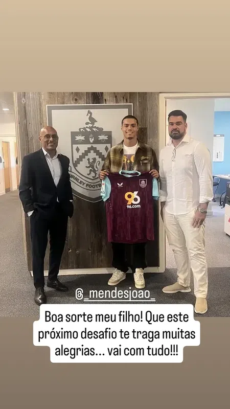 Ronaldinhov syn podpísal zmluvu s favoritom na postup do Premier League. Prestup potvrdil Fabrizio Romano