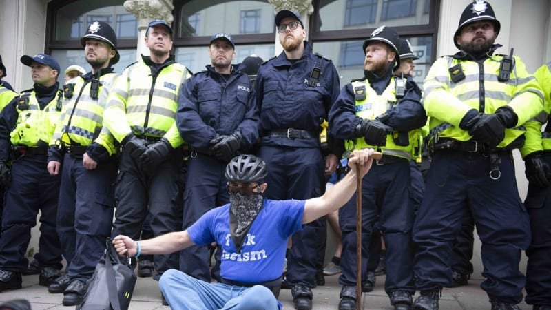 „Lidské štíty“ chrání Británii před radikály. Nastal zásadní zlom, popsala reportérka „Lidské štíty“ chrání Británii před radikály. Nastal zásadní zlom, popsala reportérka