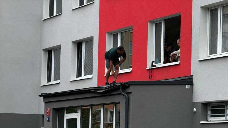 Muž zázračně přežil pád ze sedmého patra v Praze. Byl na vycházce z psychiatrické léčebny Muž zázračně přežil pád ze sedmého patra v Praze. Byl na vycházce z psychiatrické léčebny