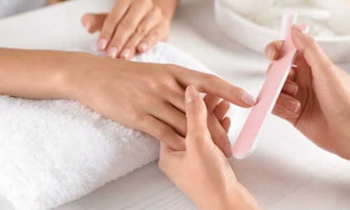 Obyčajné nude nechty sa stávajú minulosťou. Teraz sa stylisti rozhodli pre BB. Elegantné a štýlové v jednom