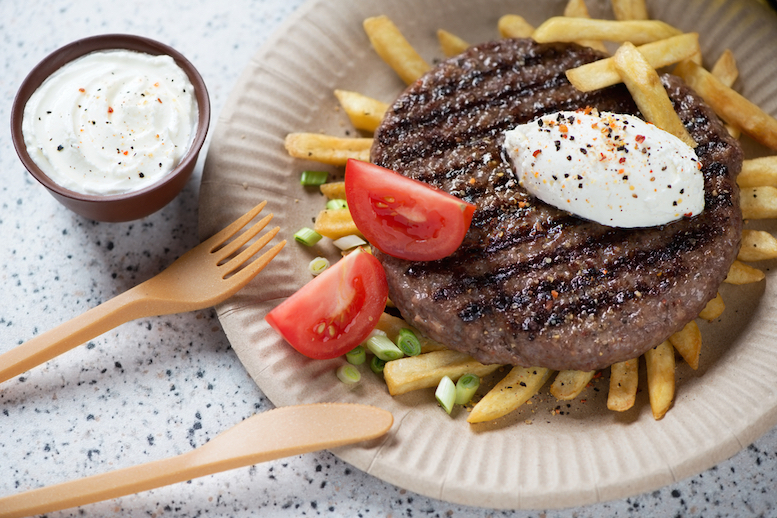 Ako pripraviť balkánsky burger na slovenskom grile? Pljeskavica je špecialita, ktorú si zamilujete