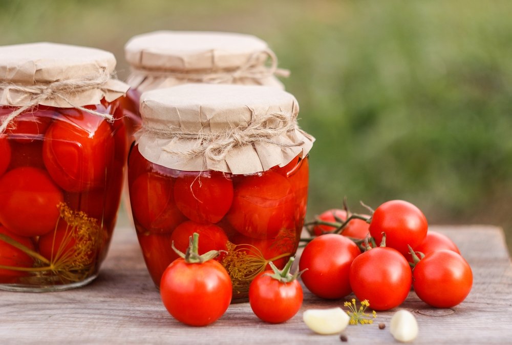 Paradajky v marináde, ktoré sú lepšie ako paprika a uhorky. Tajomstvo spočíva v zmesi korenín Paradajky v marináde, ktoré sú lepšie ako paprika a uhorky. Tajomstvo spočíva v zmesi korenín