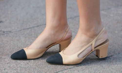 Slingbacks alebo nadčasové topánky bez podpätkov. Propagované Coco Chanel