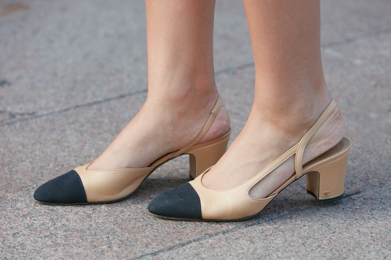 Slingbacks alebo nadčasové topánky bez podpätkov. Propagované Coco Chanel