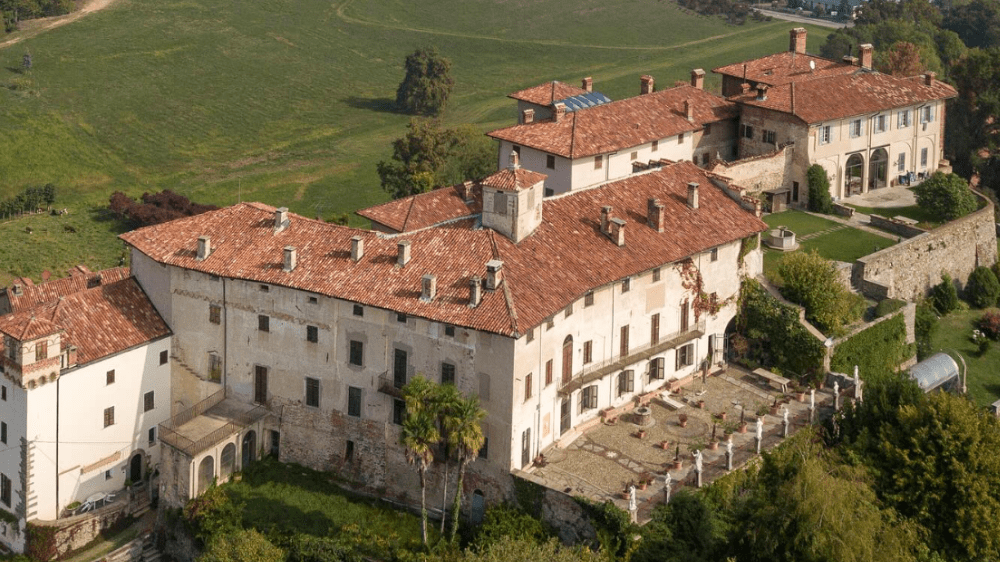 Staňte sa pánom hradu za cenu 4-izbového bytu. Tento majestátny komplex je na predaj Staňte sa pánom hradu za cenu 4-izbového bytu. Tento majestátny komplex je na predaj