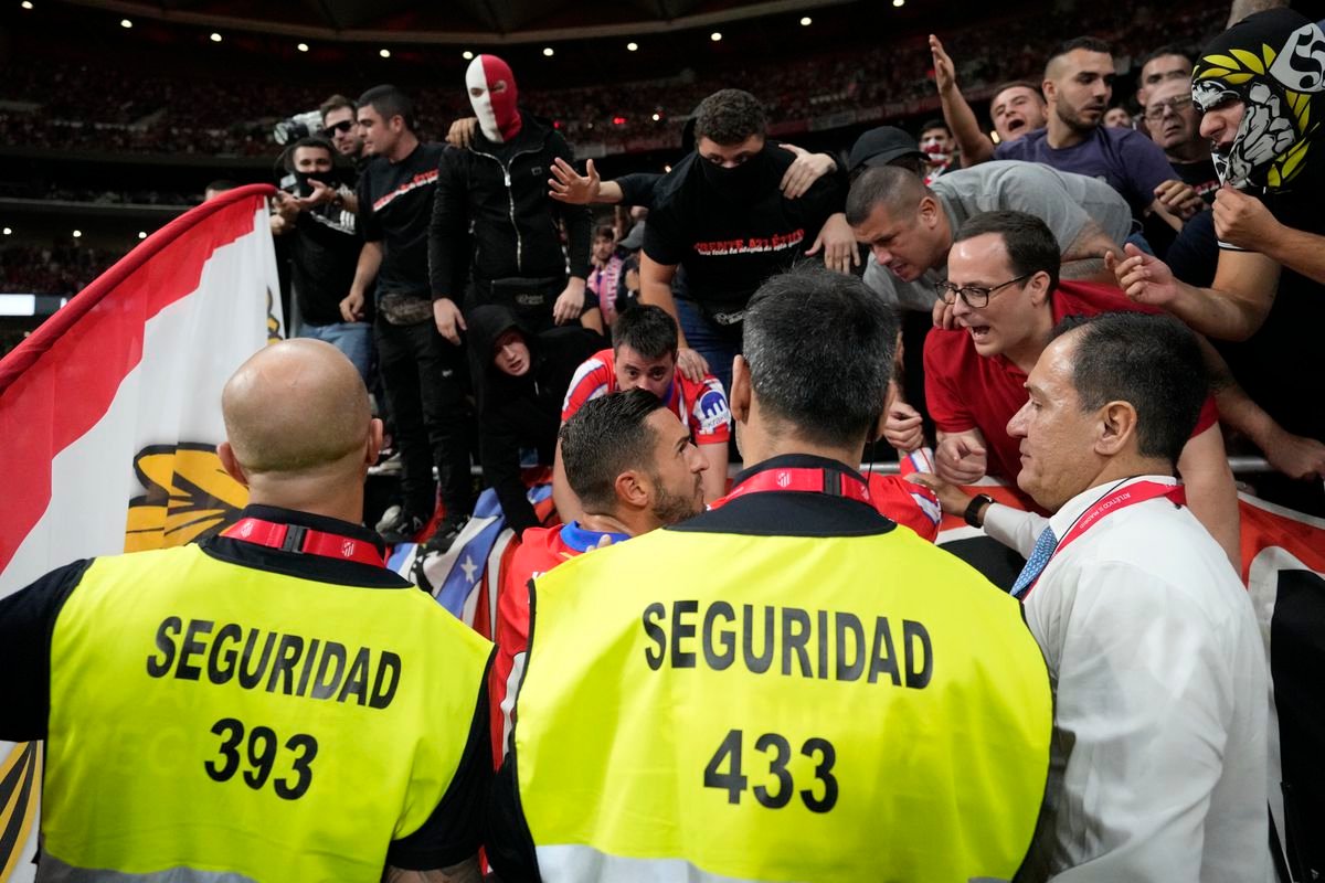 Rozruch v Madride! Diváci prerušili mestské derby, Real nevyužil zaváhanie Barcelony