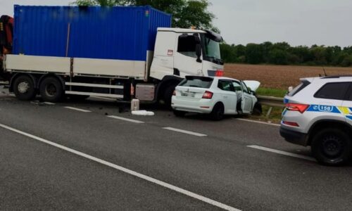 Řidič vjel u Kolína do protisměru a zahynul pod koly náklaďáku. Ten poté smetl další auto