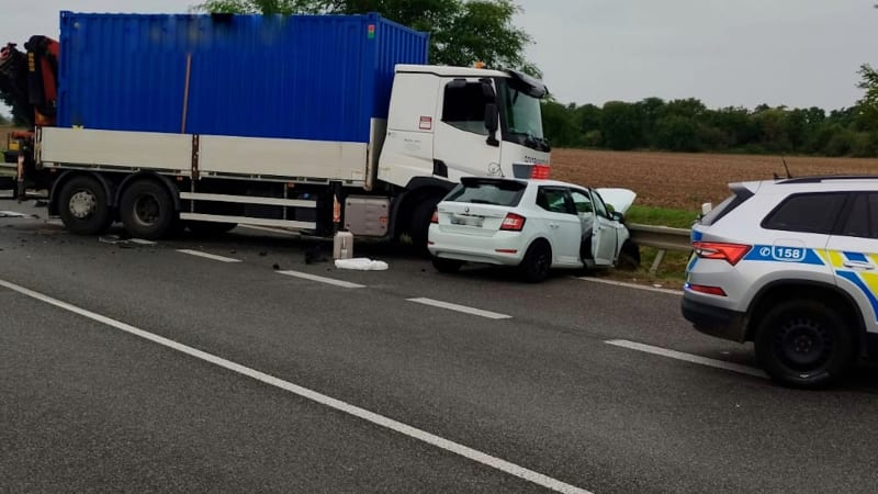 Řidič vjel u Kolína do protisměru a zahynul pod koly náklaďáku. Ten poté smetl další auto