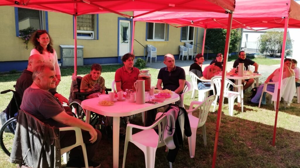 Záhradná párty prevoňala Domov sociálnych služieb Rozsutec Záhradná párty prevoňala Domov sociálnych služieb Rozsutec