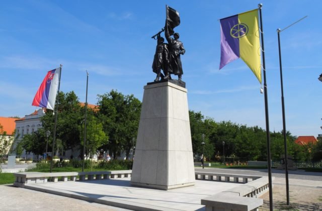 173065_pamatnik-v-trnave-640x420.jpg Sovietsku armádu nahradí na pamätníku oslobodenia v Trnave hrdinská Červená armáda (foto)