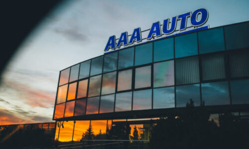 AAA AUTO, vďaka využitiu generatívnej AI, v auguste  pokorilo mesačnú hranicu 20 000 zobchodovaných áut