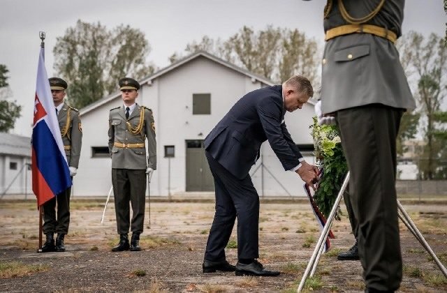 176797_fico2-1-640x420.jpg Antifašizmus a pripomínanie obetí holokaustu by malo byť základom školského vzdelávania, zdôraznil Fico