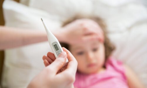 Ako požiadať o dávku pri ochorení dieťaťa či uzatvorení školy? Sociálna poisťovňa radí rodičom