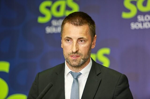 180449_669798d35b179357206174-640x420.jpg Viskupič kritizuje predražený prenájom priestorov Keketiho ministerstva, ktoré je aktuálne zaplavené (video)