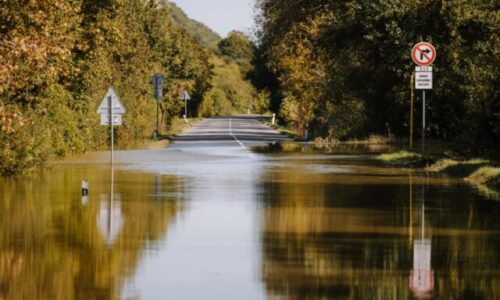 Obyvatelia Chľaby sú už dva dni odrezaní od sveta, jedinú príjazdovú cestu zaplavil Dunaj