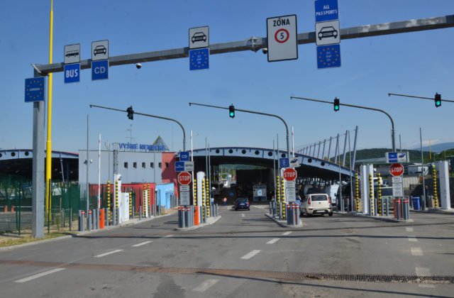 184884_nemecke-640x420.jpg Policajti zadržali na hraničnom priechode Vyšné Nemecké cudzinca so strelivom, prilbami i dronom