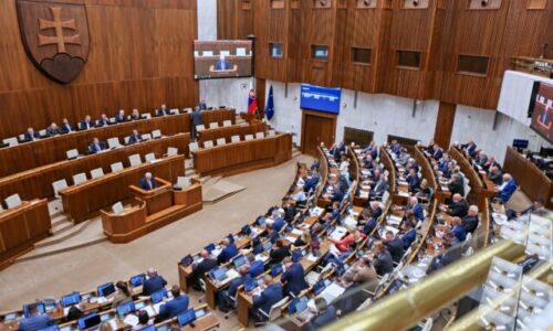 Poslanci schválili skrátené konanie ku konsolidačnému balíčku, opozícia poukázala na spornú miliardu (naživo)