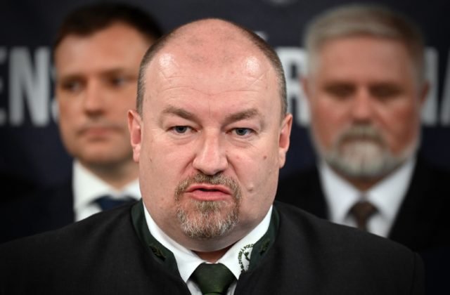 187281_huliak-640x420.jpg Koalícia bude musieť podľa politológa nejako uspokojiť huliakovcov, tri hlasy v parlamente sú pre vládu príliš dôležité