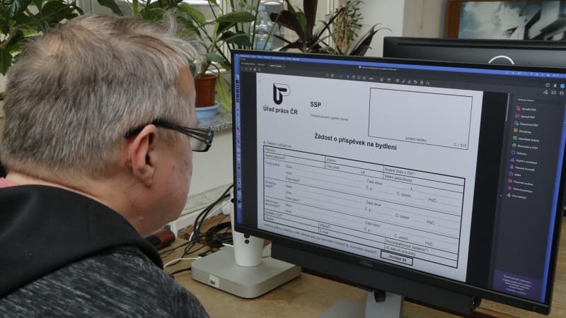 Černá díra na peníze: Dávky pobírají i lidé, kteří nouzí netrpí. Ekonom volá po zpřísnění Černá díra na peníze: Dávky pobírají i lidé, kteří nouzí netrpí. Ekonom volá po zpřísnění