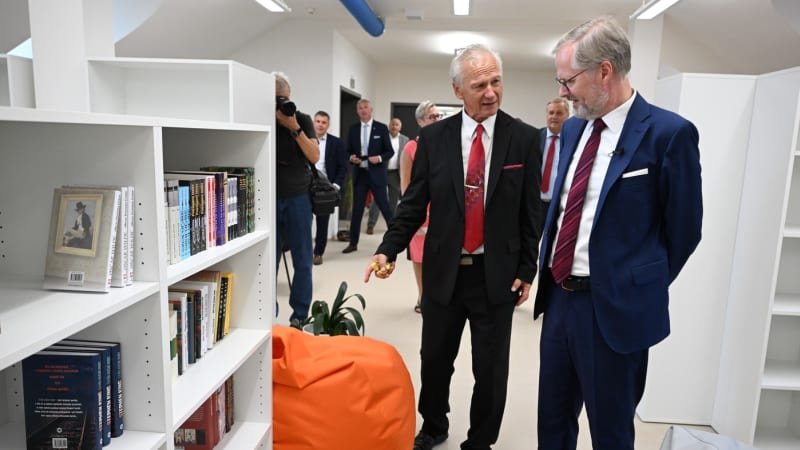 Fiala ocenil otevření gymnázia zaměřeného na chemii. Výjimečné je i systémem zabezpečení Fiala ocenil otevření gymnázia zaměřeného na chemii. Výjimečné je i systémem zabezpečení