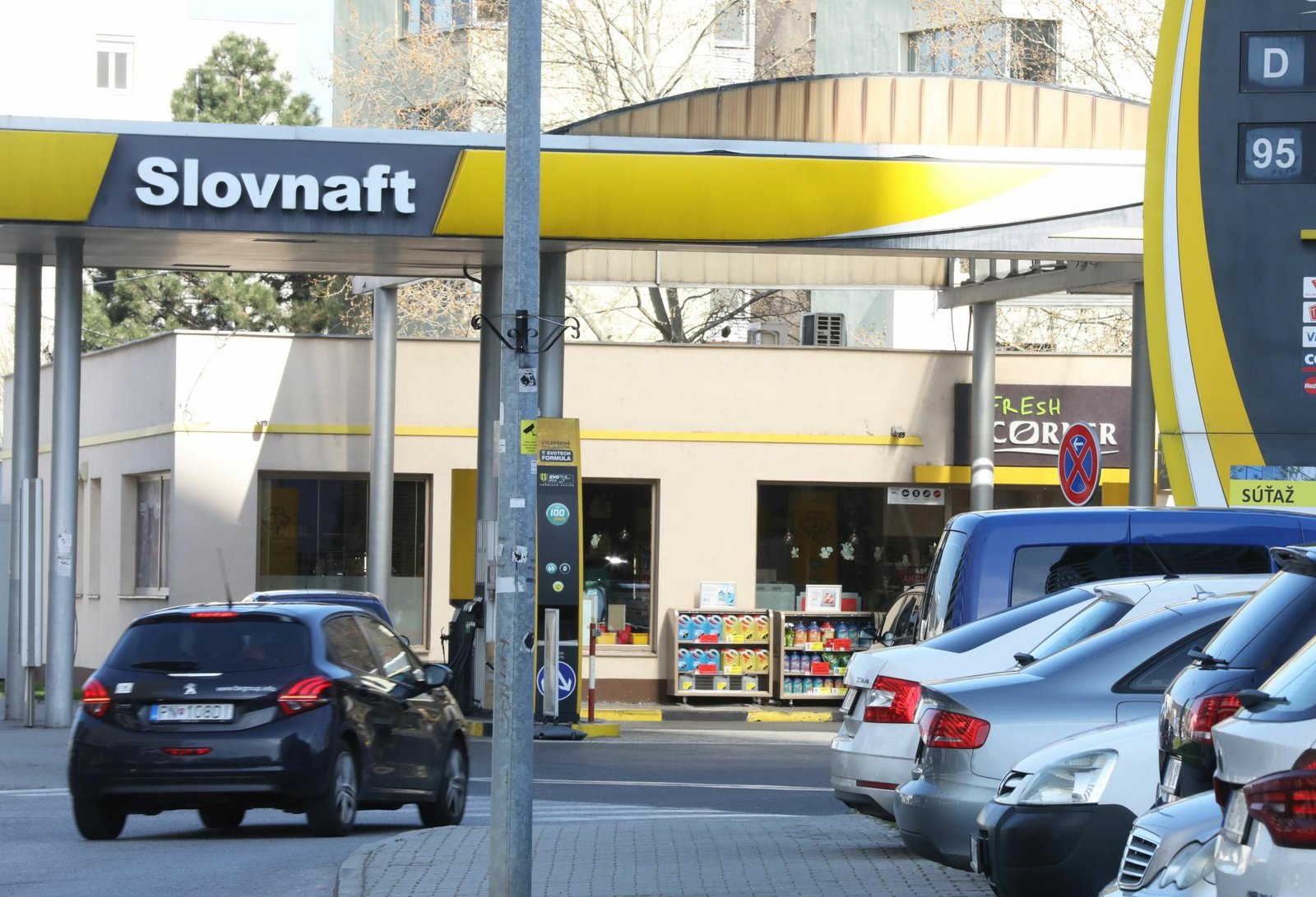 Vyše roka Slováci netankovali tak lacno ako teraz. Ceny ešte padnú, no všetko brzdí povojnový príplatok Vyše roka Slováci netankovali tak lacno ako teraz. Ceny ešte padnú, no všetko brzdí povojnový príplatok