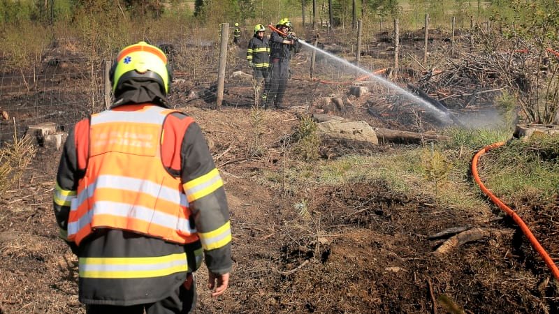 Překvapivá příčina lesního požáru na Svitavsku. Ničivou pohromu způsobila válečná munice Překvapivá příčina lesního požáru na Svitavsku. Ničivou pohromu způsobila válečná munice