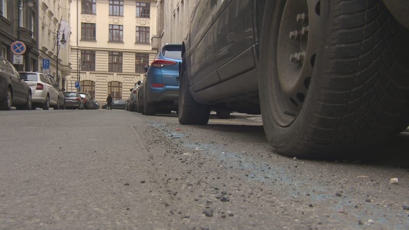 Řidiči si s parkováním v kopci často nevědí rady. Instruktor autoškoly popsal, jak na to Řidiči si s parkováním v kopci často nevědí rady. Instruktor autoškoly popsal, jak na to