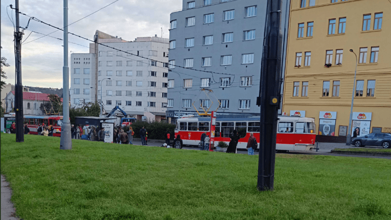 Vážná dopravní nehoda na pražské Palmovce. Tramvaj srazila ženu, zůstala pod vozem