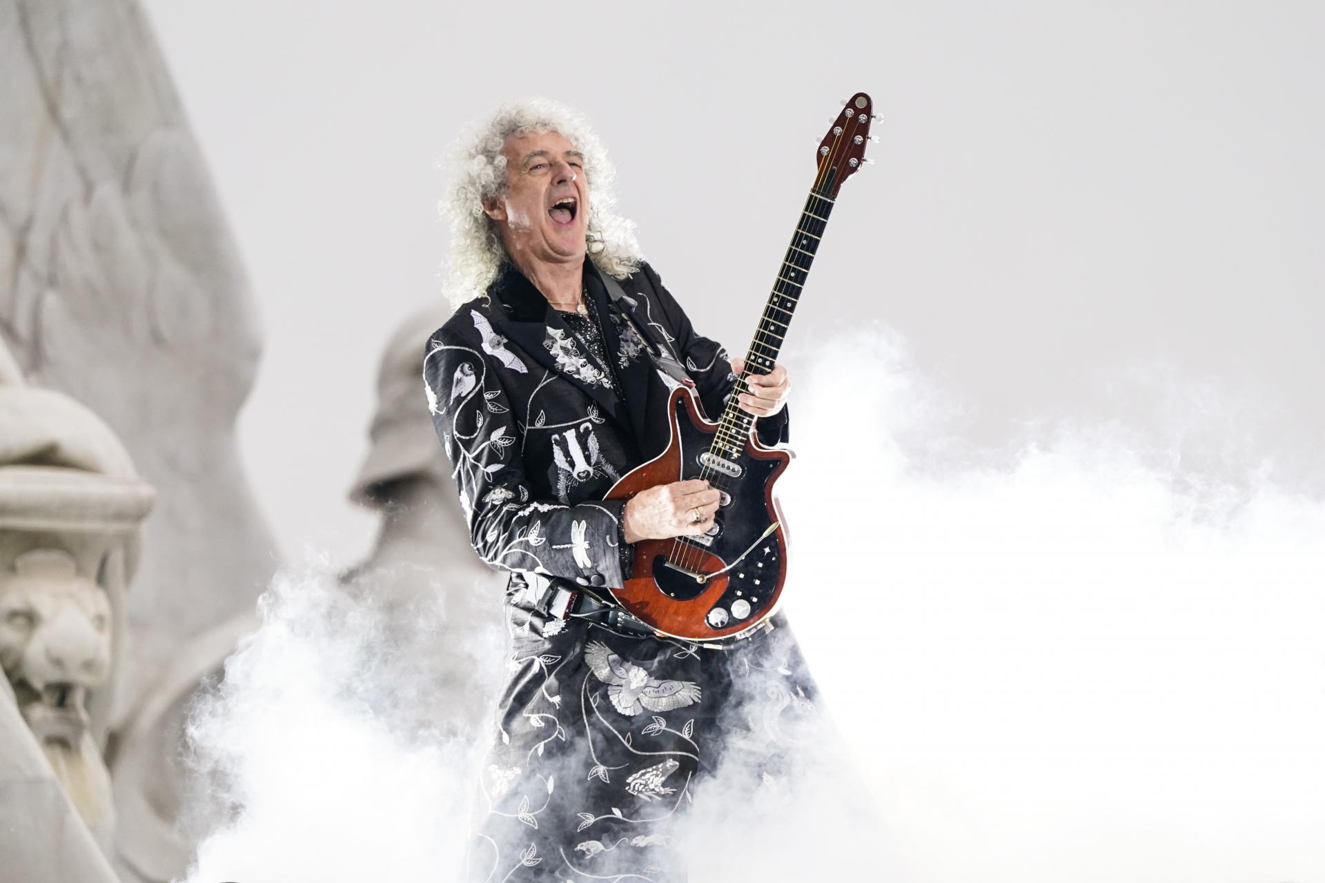 Gitarista rockovej skupiny Queen Brian May mal ľahkú mozgovú príhodu, previezli ho do nemocnice