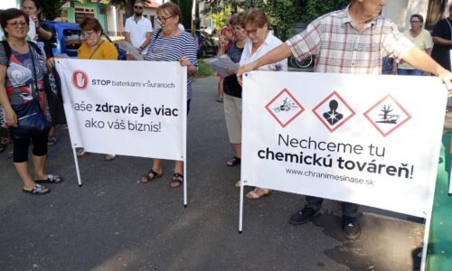 Obyvatelia Šurian na zhromaždení protestovali proti výstavbe baterkárne. Majú obavy zo znečistenia