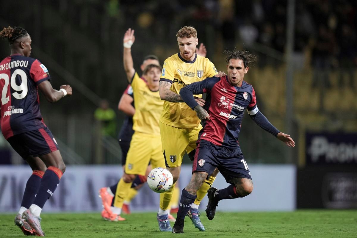 Obert dostal kartu, potom ho vystriedali. Cagliari zvládlo ťažký zápas vonku