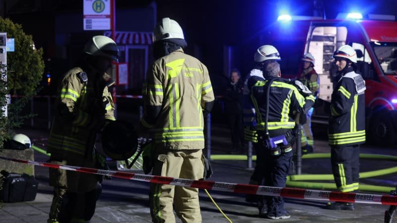 Drama v Německu: Při požáru domů bylo zraněno 30 lidí. Podezřelý najel dodávkou do dvou obchodů Drama v Německu: Při požáru domů bylo zraněno 30 lidí. Podezřelý najel dodávkou do dvou obchodů
