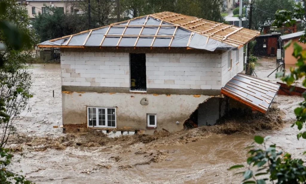 6 mŕtvych v Rumunsku, 4 v Poľsku a 1 v susedných Čechách. Taká je smutná bilancia záplav, ktoré zasiahli strednú Európu 6 mŕtvych v Rumunsku, 4 v Poľsku a 1 v susedných Čechách. Taká je smutná bilancia záplav, ktoré zasiahli strednú Európu