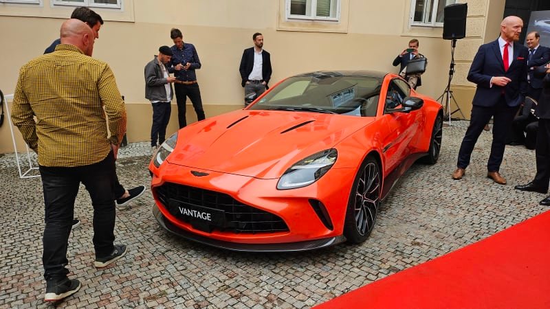 Značka Aston Martin oficiálně míří do Česka. V Praze ukáže hned dva nové modely Značka Aston Martin oficiálně míří do Česka. V Praze ukáže hned dva nové modely