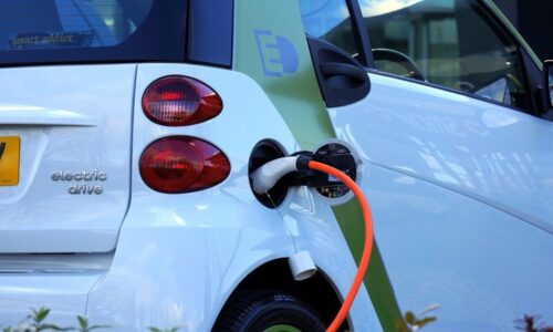 Elektromobily ve Velké Británii mají softwarová zadní vrátka, která umožňují Číně je dálkově ovládat