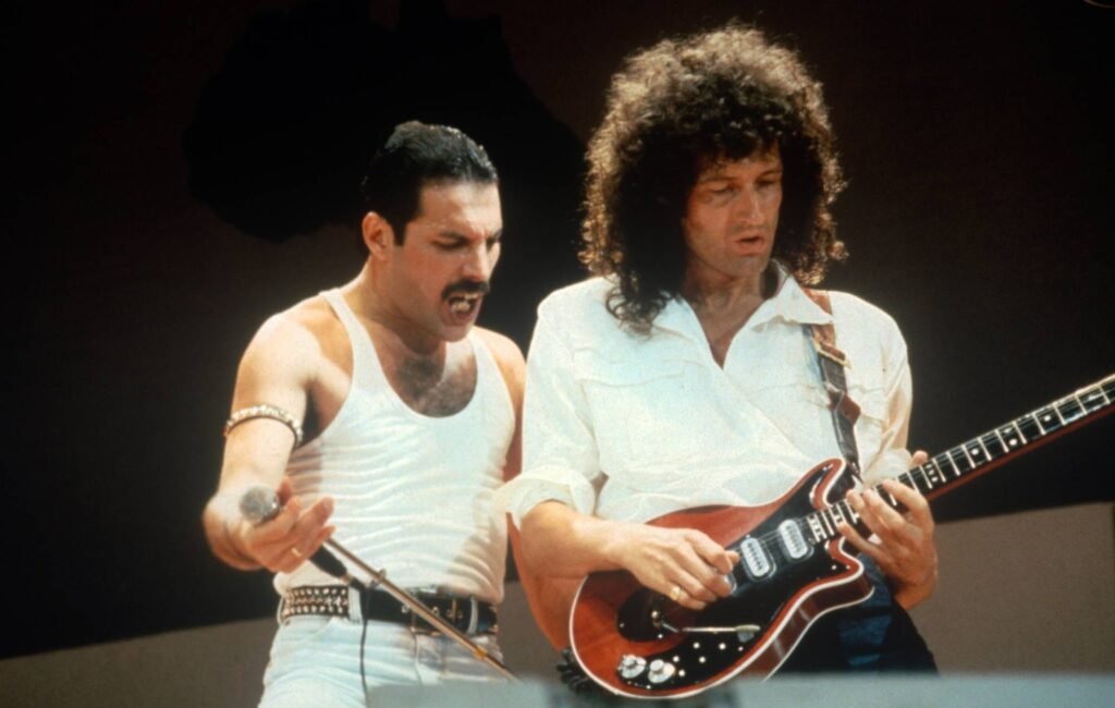 Kytarista Queen Brian May, který propagoval vakcíny proti Covidu, prodělal mrtvici, po které měl problémy s rukou (video) Kytarista Queen Brian May, který propagoval vakcíny proti Covidu, prodělal mrtvici, po které měl problémy s rukou (video)