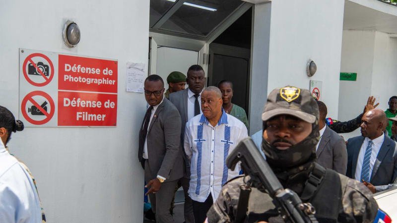 Haiti dál válčí s gangy, výjimečný stav platí nově po celé zemi. Do Karibiku zamíří Blinken
