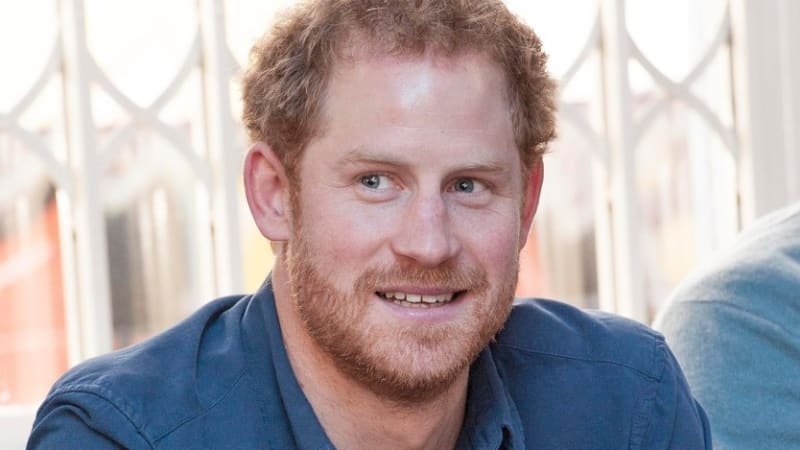 Princ Harry chce zpět do královské rodiny a udobřit se. Z exilu mu mají pomoct staří přátelé Princ Harry chce zpět do královské rodiny a udobřit se. Z exilu mu mají pomoct staří přátelé