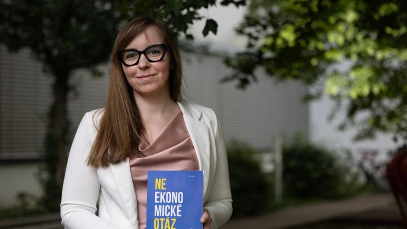 Ekonomka Farkačová: Lidé na stejných pracovních pozicích mají dostávat stejnou odměnu Ekonomka Farkačová: Lidé na stejných pracovních pozicích mají dostávat stejnou odměnu
