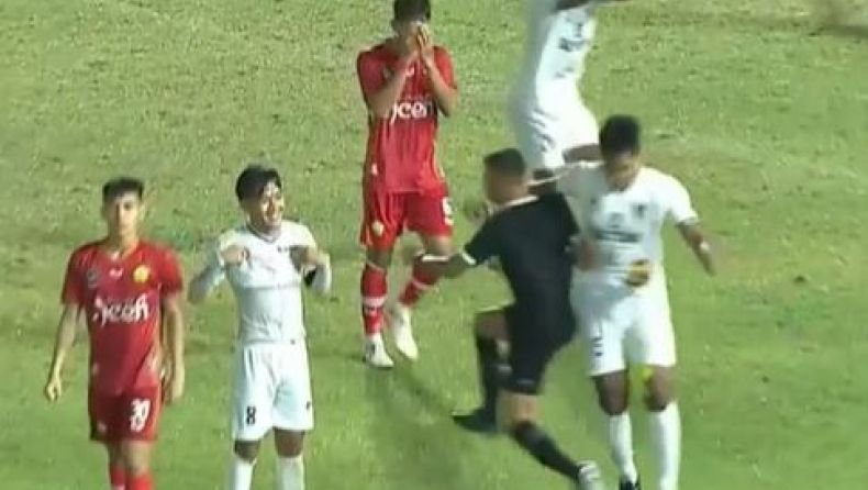 VIDEO Škandalózny moment. Futbalista knokautoval rozhodcu, ktorý nariadil pokutový kop VIDEO Škandalózny moment. Futbalista knokautoval rozhodcu, ktorý nariadil pokutový kop