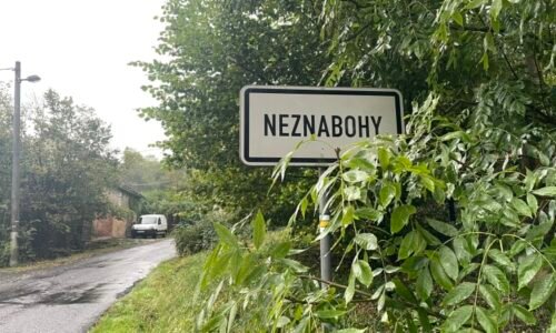 V lese na Ústecku objevili mrtvolu cizince. Pachatel ho umlátil a zakopal do země