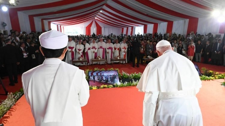 Jakarta, pápež v mešite: Nikdy nepodľahnite vábeniu násilia, snívajte o bratstve