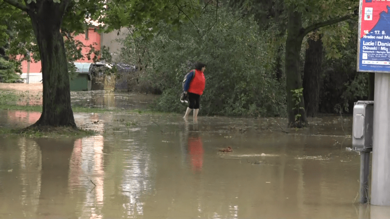 Senioři s igelitkami opouštějí domovy, lidé pláčou. Reportérka z místa líčí situaci v Opavě