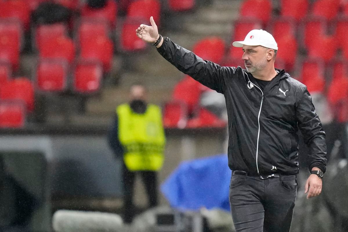 Tréner Slavie bol na roztrhanie. Odmietol Premier League aj krajiny Blízkeho východu Tréner Slavie bol na roztrhanie. Odmietol Premier League aj krajiny Blízkeho východu