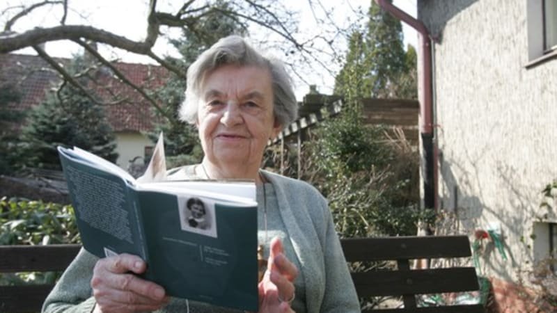 Zemřela poslední přeživší žena lidické tragédie. Skleničková skonala v péči rodiny, uvedla dcera Zemřela poslední přeživší žena lidické tragédie. Skleničková skonala v péči rodiny, uvedla dcera