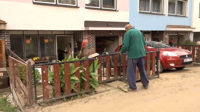Lidé na Jesenicku se děsí blížící se zimy. Kvůli velké vodě přišli o kotle a nemohou topit Lidé na Jesenicku se děsí blížící se zimy. Kvůli velké vodě přišli o kotle a nemohou topit