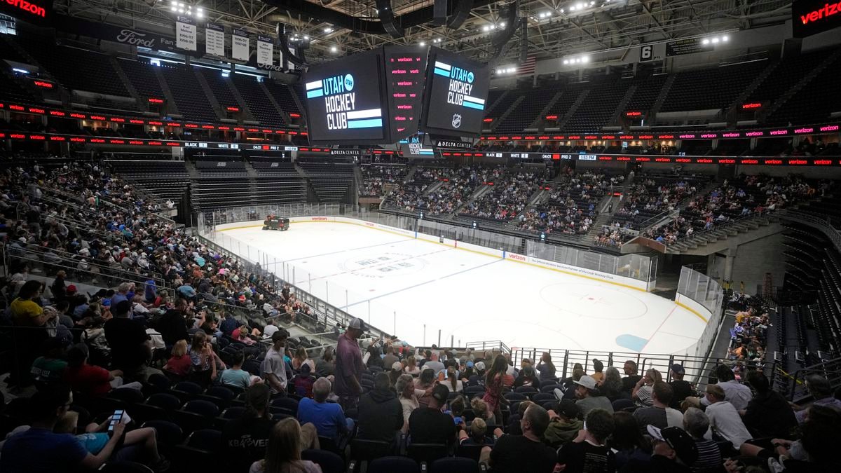 VIDEO Pobúrení fanúšikovia NHL hromžia! Takto to dopadne, keď sa hokej hrá v basketbalovej hale