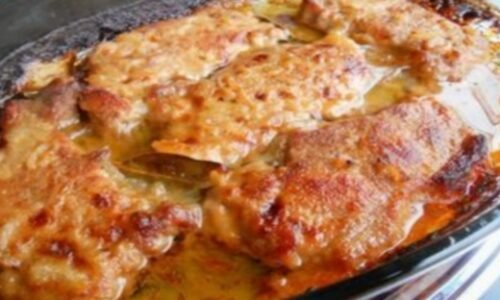Zapečené kotletky s výbornou cesnakovou omáčkou: Toto je prudko návykový recept, ktorý je u nás veľmi obľúbený!